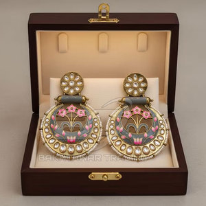 Boucles d'oreilles pour femmes de qualité supérieure, bijoux plaqués or, titres axés sur les matériaux, boucles d'oreilles pour femmes en acier inoxydable plaqué or - Product Image 3