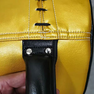 Bouclier de boxe en cuir de vachette véritable de haute qualité et résistant, Offre Spéciale de style joueur avec logo personnalisé, vente en gros de boxe personnalisée - Product Image 6