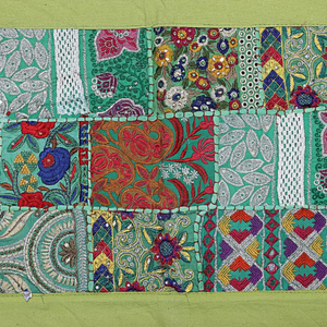Chemin de table et décoration murale vintage indien bohème en coton brodé, écologique, multi-usage, personnalisable, patchwork floral - Product Image 4