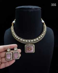 Bijoux indiens Kundan Dulhan Set Femmes et Filles Collier lourd multicolore avec boucles d'oreilles Ras du cou pour les fêtes et les cadeaux - Product Image 2