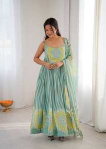 Lujoso Salwar Kameez Kalikut Anarkali en suave georgette con un gran estilo complementado por una elegante dupatta de organza para fiestas. - Product Image 4