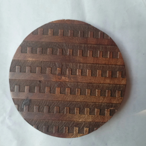 Sous-verres en bois d'acacia faits à la main avec gravure de motifs luxueux - uniques et artisanaux - Product Image 1