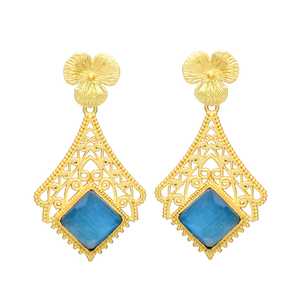 Pendientes de piedras preciosas azules con baño de oro y delicado filigranado dorado para mujeres y niñas. - Product Image 1
