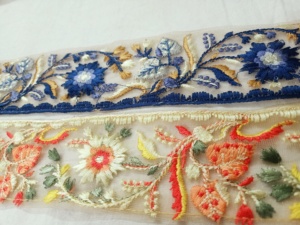 Cintas bordadas florales multicolores hechas a medida Patrón de Navidad para vestidos de niños-Disponible en telas de grogrén de algodón - Product Image 2