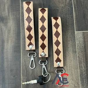 Cadeau promotionnel Logo personnalisé de la marque Conseil à carreaux Conception Gravure Bracelet Porte-clés Bracelet en cuir de vachette véritable Porte-clés - Product Image 1