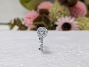 แหวนหมั้นเพชรทรงกลม 1.50 กะรัต ผลิตในห้องปฏิบัติการ ประดับด้วยเพชรแบบซ่อนรอบวง แหวนทองคำขาว 14k แท้ สำหรับผู้หญิง เครื่องประดับหรูหรา - Product Image 3