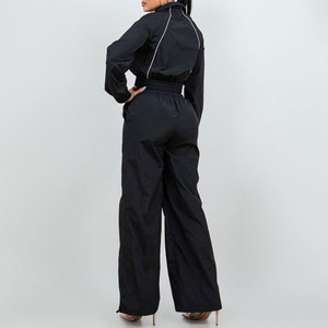 Ensemble deux pièces tendance pour femme : veste courte zippée à manches longues et pantalon ample, survêtement en nylon personnalisable avec logo – Nouveauté fabricant - Product Image 4