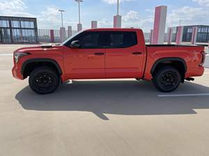 Toyota Tundra TRD Pro 2022, Bajo Kilometraje, Caja de Cambios Automática, Volante a la Izquierda, Neumáticos R20, Estado Oscuro - Product Image 5