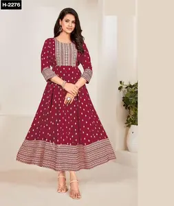 新的印度民族服装，准备穿人造丝Anarkali风格的花式Kurtis，带铝箔印花，适合女性穿着