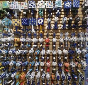 Butoir de porte en bois de hibou fait à la main avec boutons en céramique pour une utilisation d'hôtel - Product Image 2