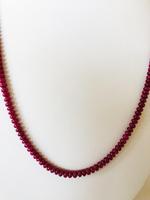 Perles rubis naturelles non chauffées et non traitées avec une couleur et une qualité très fines. Livré avec une fabrication et un polissage parfaits