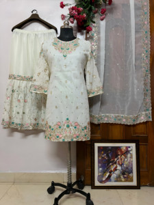 Hermoso conjunto de Kurti de georgette con bordado de lentejuelas e hilos, Sharara de georgette completamente cosida y Dupatta de georgette. - Product Image 4