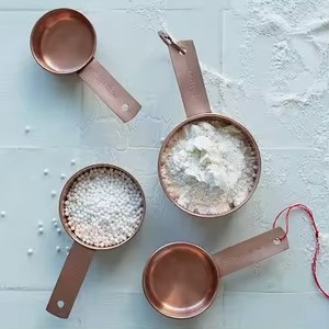 Tasse à mesurer en cuivre avec poignée ergonomique conçue pour une cuisson et une préparation culinaire fluides sans déversement d'ingrédients - Product Image 4