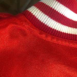 Vestes de baseball en satin à col montant brodées personnalisées de qualité supérieure avec des patchs et des logos pour hommes - Product Image 5