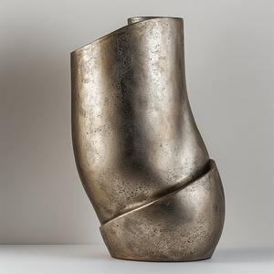 Jarrón de metal con acabado de latón antiguo hecho a mano con borde detallado y forma artística diseñada para casas y palacios tradicionales - Product Image 1