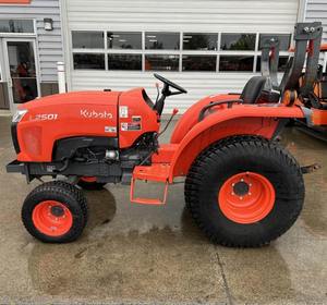 Tractor Compacto Utilitario 4x4 L2501F 2024 - 24.8HP con Bomba y Motor para Trabajo Agrícola Versátil - Product Image 4