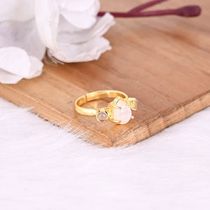 แหวนหมั้นเงินแท้ 925 สำหรับผู้หญิง ทำด้วยมือ ประดับด้วยพลอยมูนสโตนธรรมชาติ ชุบทองคำขาว ดีไซน์แบบคลาสสิก - Product Image 2