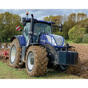 Tractor listo para cargadora con cabina de alta visibilidad, controles remotos traseros y sistema de cambio de lanzadera eléctrico suave - Product Image 3