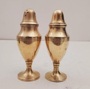 Juego de sal y pimienta de latón étnico hecho a mano para uso en comedor con diseño atemporal para interiores clásicos y patrimoniales - Product Image 2