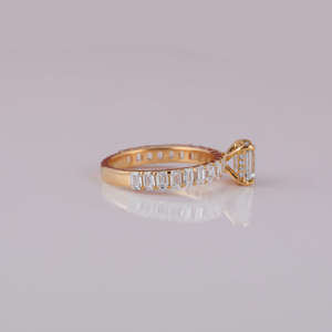 แหวนหมั้นเพชรทรงเหลี่ยมมรกตเคลือบทอง 14K สำหรับผู้หญิง เครื่องประดับแต่งงานทันสมัย ประดับเพชรด้านข้างแบบฝังเพชรเรียง - Product Image 4