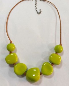 ชุดสร้อยข้อมือสร้อยคอลูกปัดเรซินสีเขียวสไตล์ยอดนิยมใหม่สำหรับปาร์ตี้ของเด็กผู้หญิงเครื่องประดับลูกปัด - Product Image 4