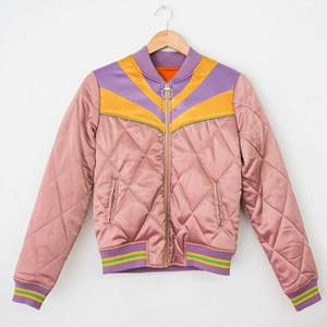 Veste en satin de luxe Sunrise Glow, tissu brillant de haute qualité, vêtement unisexe tendance, parfait pour les vêtements de sport et le port quotidien - Product Image 2