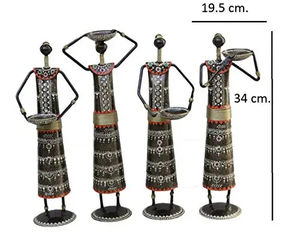 Ensemble de 4 bougeoirs en laiton, motif tribal, dame musicienne, style antique, artisanat traditionnel unique du Rajasthan, pour la décoration de la maison - Product Image 1