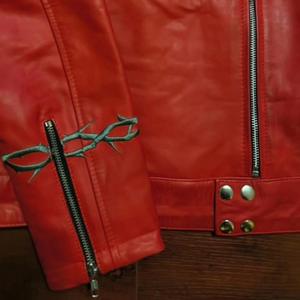 Chaqueta gótica de motociclista en cuero rojo con diseño personalizable y transpirable - Product Image 4