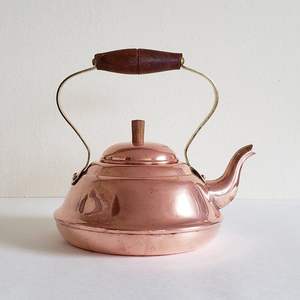 Hervidor de cobre de estilo vintage con mango de madera y superficie pulida perfecto para decoración de cocina rústica y elaboración de té tradicional - Product Image 4