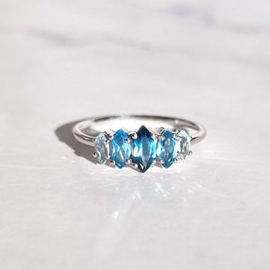 Anillo de promesa apilable de topacio azul degradado, minimalista, para mujer, plata de ley 925, piedra de nacimiento de diciembre, degradado - Product Image 1