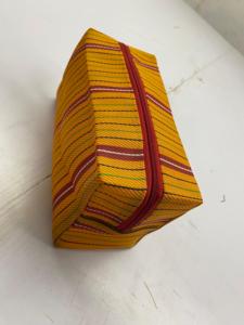 กระเป๋าเครื่องสำอางแบบซิปทำจากไนลอนรีไซเคิล เป็นมิตรกับสิ่งแวดล้อม ใช้ซ้ำได้  กระเป๋าโท้ทลายทางสำหรับเดินทางไปทะเล  พร้อมป้ายโลโก้ตามสั่ง - Product Image 4