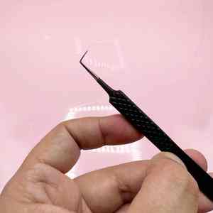 Pince à cils professionnelle noir mat 90 degrés pince à cils maigre pointu Logo personnalisé Extension de cils en acier inoxydable - Product Image 2