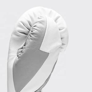 Gants de boxe FLY blancs et gris, les plus vendus, en cuir véritable, pour le sparring, avec logo personnalisé, prix usine abordable, fabrication OEM - Product Image 4