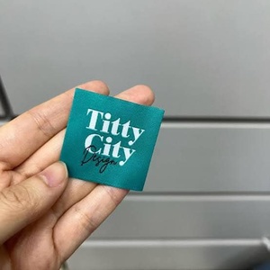 Étiquettes tissées auto-adhésives personnalisées pour vêtements avec logo durable Étiquettes de vêtement de taille personnalisée - Product Image 2