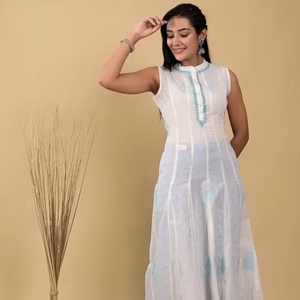 Derniers ensembles de salwar kameez et kurtis indiens de créateurs, en coton de haute qualité, à motifs ethniques élégants, pour mariages et fêtes, prix de gros - Product Image 1