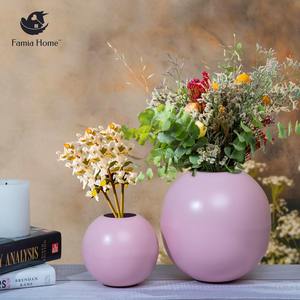 Vase à fleurs en métal poli raffiné pour des accents de pièce chics et des présentations artistiques - Product Image 2