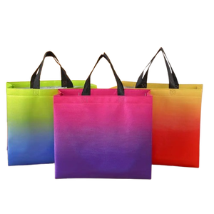 Sacs de shopping non tissés avec poignée, logo personnalisé, laminage métallique argenté et doré, fabricant vietnamien OEM, vente en gros - Product Image 1