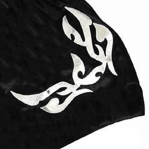 กางเกงมวยไทยสีตามสั่ง แห้งเร็ว ขนาดตามสั่ง ผลิตจากโพลีเอสเตอร์ 100% พร้อมโลโก้ตามสั่ง สำหรับทุกเพศ ผลิตในปากีสถาน - Product Image 3