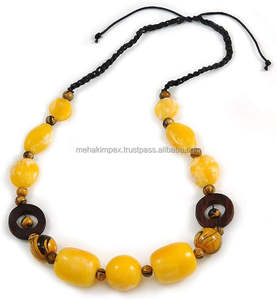 Mehak Impex Ensemble de collier pendentif en perles en bois réglables pour femme Art populaire Style ange artisanat en résine pour fête Anime Thème Souvenir - Product Image 1