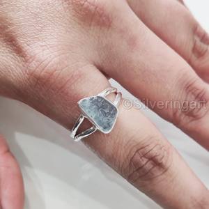 Bague pour femme en argent sterling 925 avec pierre brute naturelle d'aigue-marine martelée, pierre de naissance de mars - Product Image 5