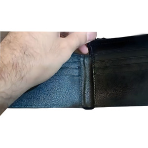 Portefeuille bifold pour homme en cuir texturé noir avec fenêtre d'identité, design fin et compact, plusieurs emplacements pour cartes et deux compartiments pour billets - Product Image 2