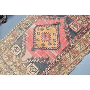 Alfombra Kilim Turca Vintage de 3.9 x 5.3 pies, Diseño Clásico de Retazos Rojo y Amarillo, Material de Lana, Base de Látex, Tejido Plano, Ecológica - Product Image 5