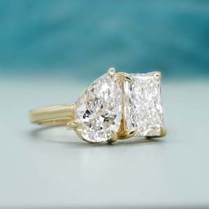 Anillo de Diamante Cultivado en Laboratorio en Oro Amarillo Radiante, Forma de Pera, Toi Et Moi, Certificado IGI - Product Image 2
