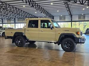 Camioneta Land Cruiser Usada 2026 con Motor Diésel 2.8 V4 1GD, Faros LED Color Crema, Neumáticos R20, Volante a la Izquierda, Aire Acondicionado Automático - Product Image 2