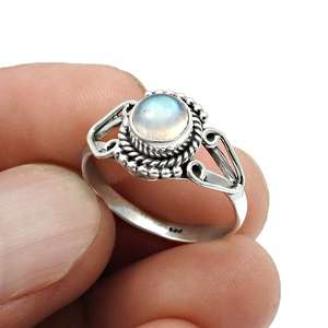 Bijoux fins personnalisés fabriqués en argent sterling 925 Pierre précieuse de pierre de lune arc-en-ciel de coupe ronde Anneaux bohèmes pour femmes et filles - Product Image 3