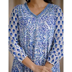 Robe Anarkali blanche en coton et soie imprimée à la main, style ethnique indien, idéale pour les fêtes, à prix abordable - Product Image 2