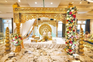 Mandap de Pavo Real Dorado para Bodas Hindúes, Pilar de Fibra Clásico para Bodas, Mandap Redondo para Ceremonias, Tendencia en Venta al por Mayor - Product Image 3
