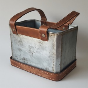 Maceta de cuero galvanizado de primera calidad con acabado de bronce antiguo Trabajo artesanal que ofrece acento decorativo para interiores de temporada - Product Image 2