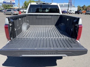 PARFAITEMENT UTILISÉ 2024 T o y o t a Tundra - Product Image 4