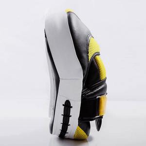 Mitaines de poinçonnage durables personnalisées pour hommes Coussinets d'entraînement de boxe légers - Product Image 3